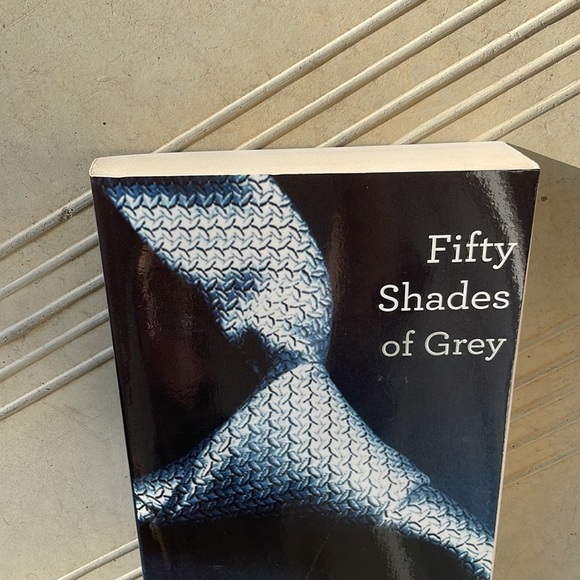 4 for $20 - paperback book - fifty shades of grey by EL James - Picture 4 of 9